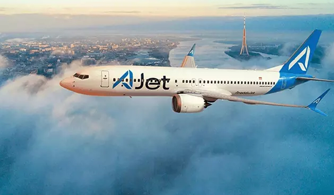 Ajet Uçağında Yolcu Acil Çıkış Kapısını Açtı