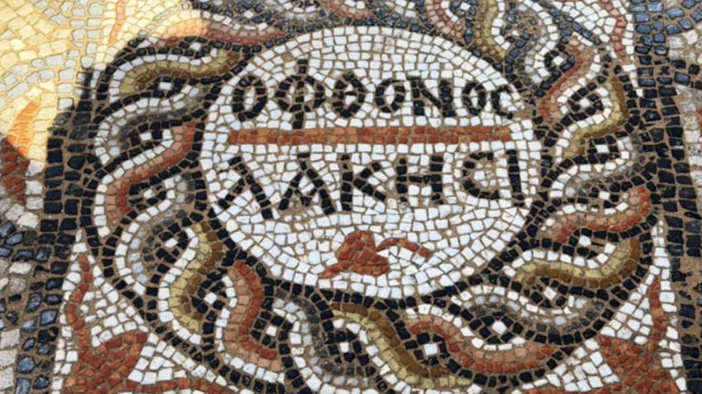 3 bin yıllık antik kentte 'kıskanan çatlasın' yazılı mozaik bulundu